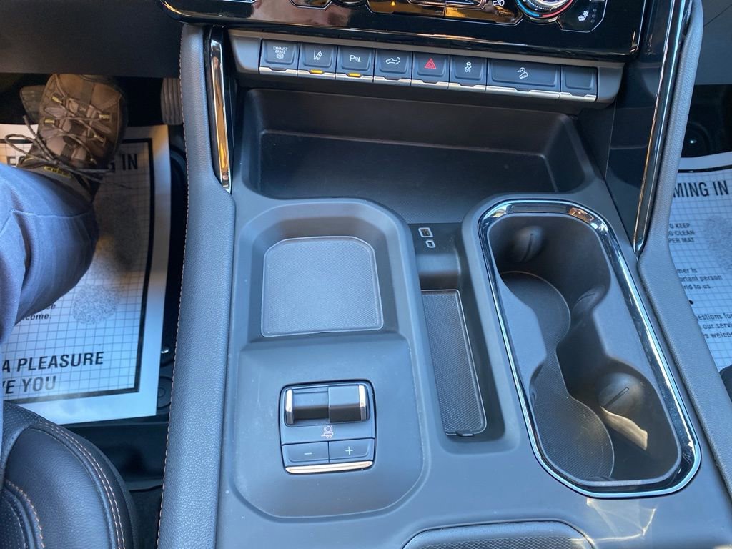 Used 2025 GMC Sierra 2500 AT4 image 24