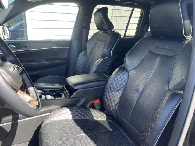 Used 2025 Jeep Grand Cherokee Summit w/ Obsidian Package AWD/4WD image 7
