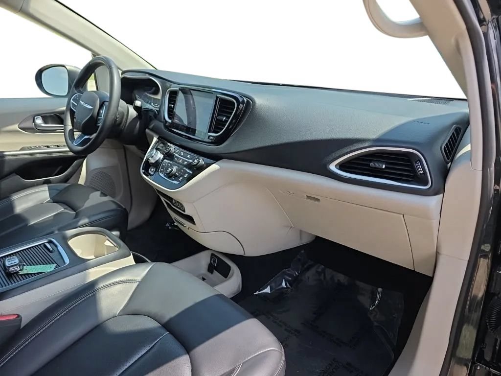 Used 2023 Chrysler Pacifica Touring-L FWD image 21
