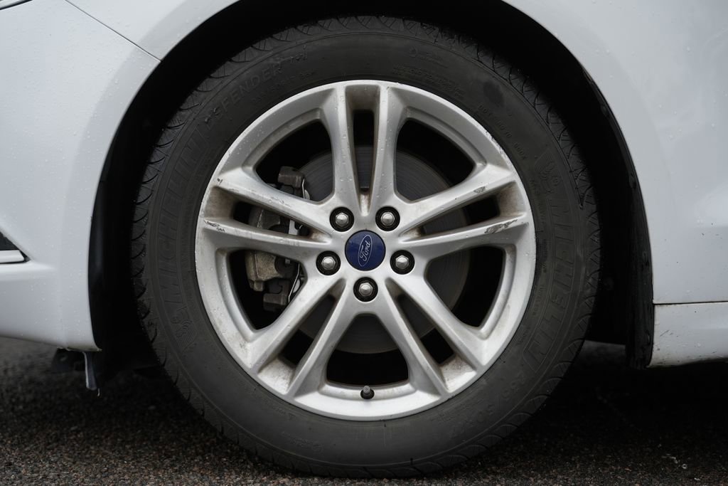 Used 2018 Ford Fusion SE FWD image 11
