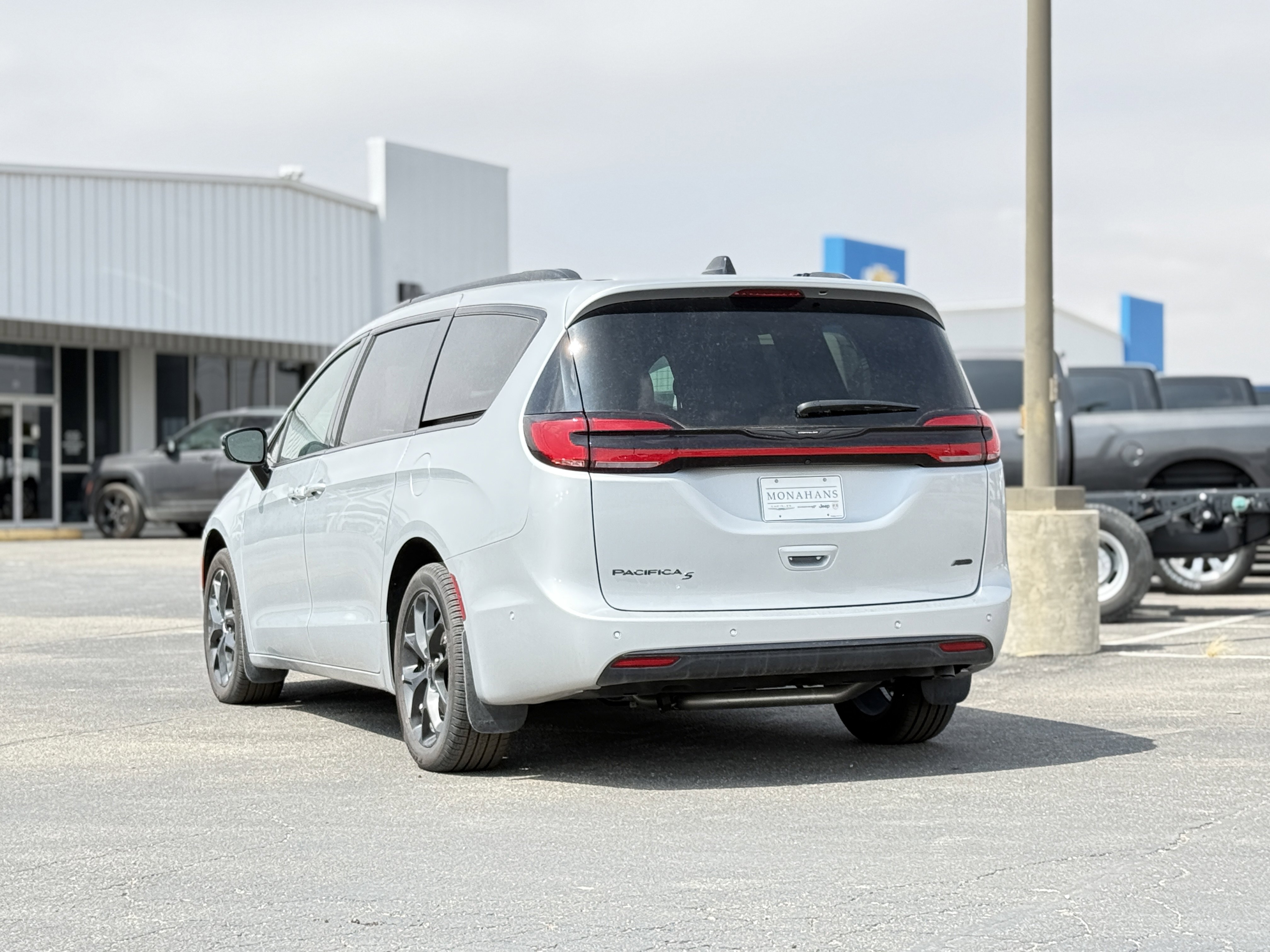 New 2024 Chrysler Pacifica Touring-L w/ S Appearance Package image 7