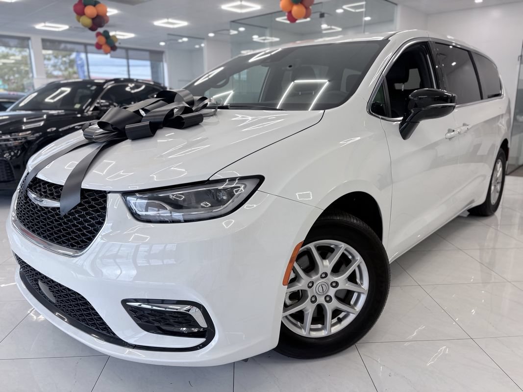 Used 2026 Chrysler Pacifica Select