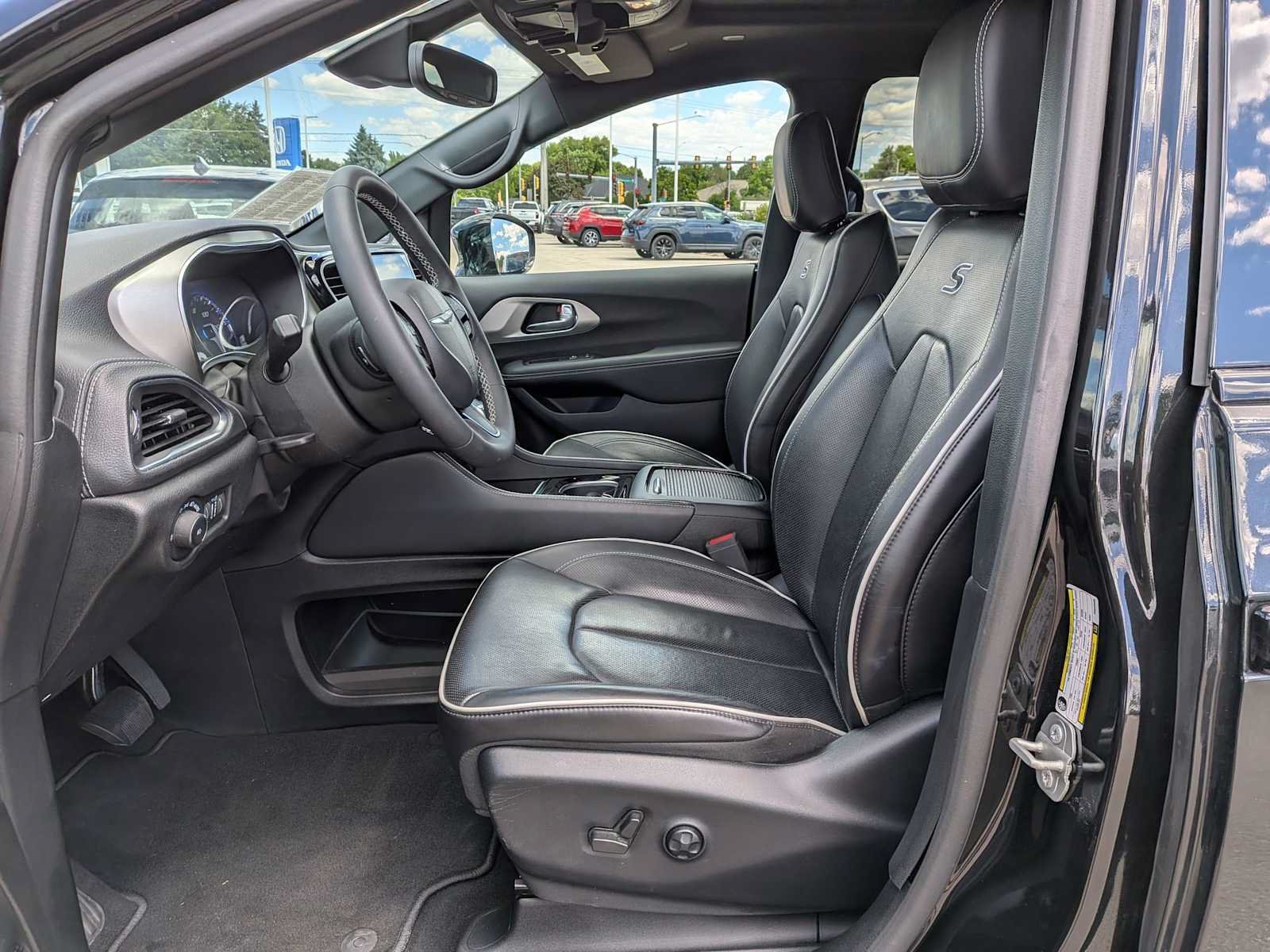 Used 2023 Chrysler Pacifica Limited w/ S Appearance Package AWD/4WD image 16