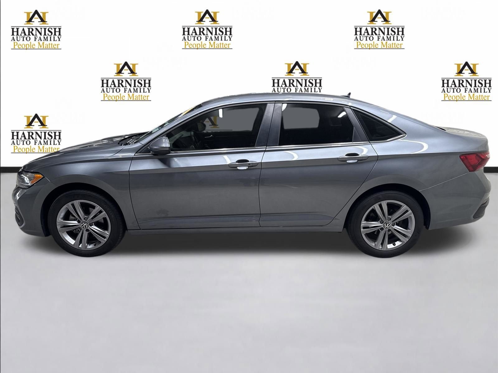 Used 2023 Volkswagen Jetta SE image 2