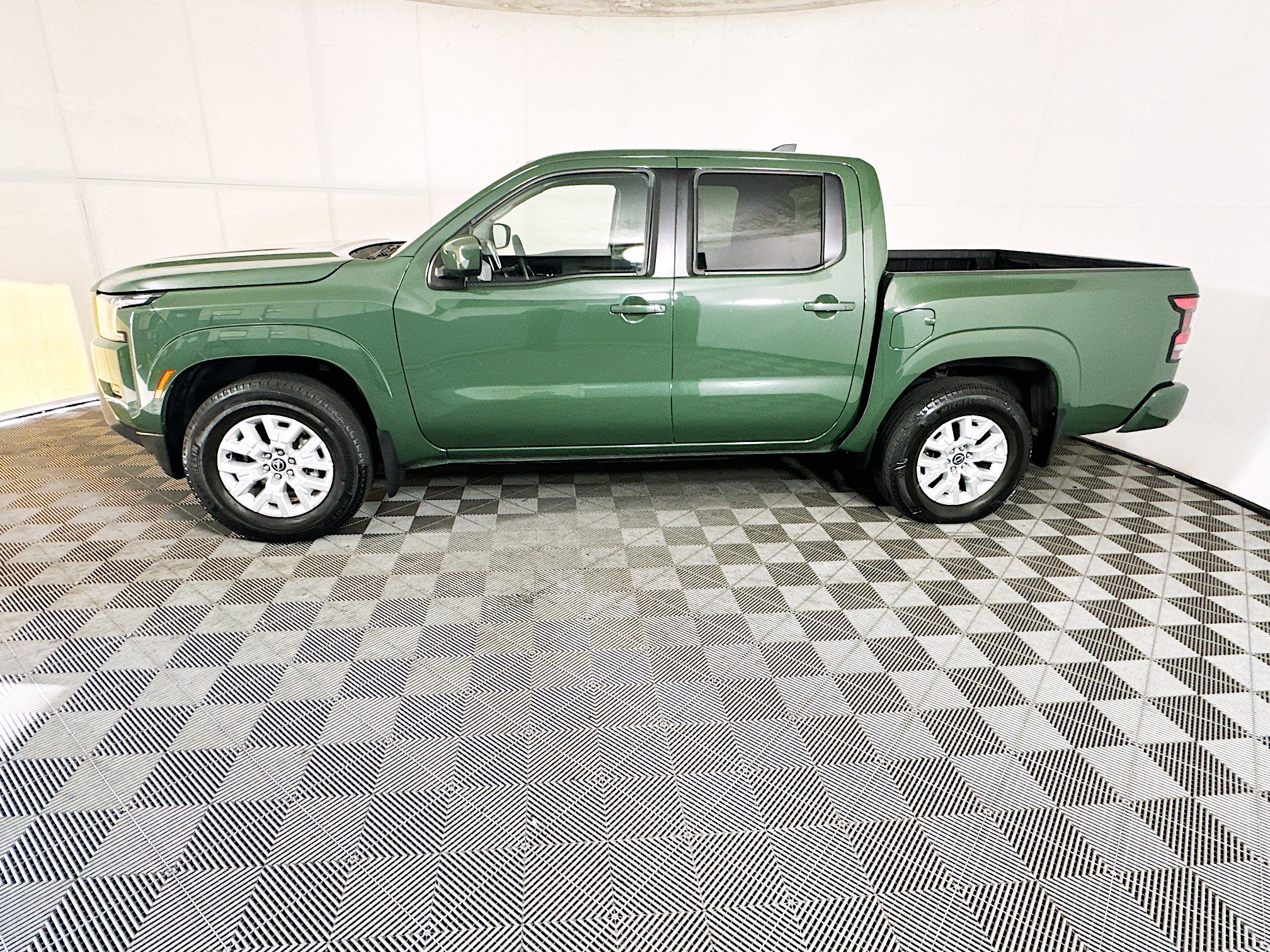 Used 2023 Nissan Frontier SV w/ Tow Package RWD image 6