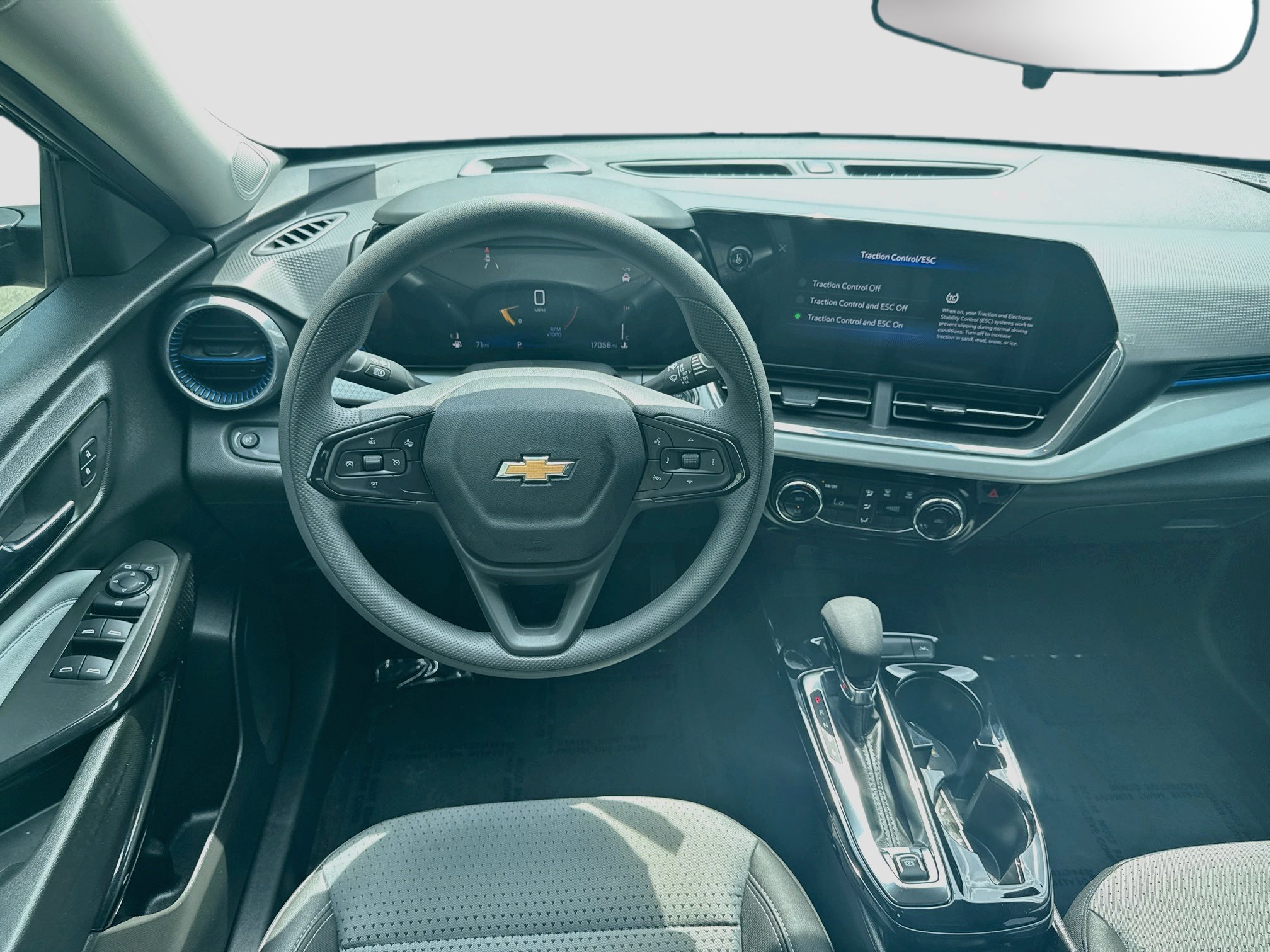 Used 2025 Chevrolet Trax LT FWD image 18