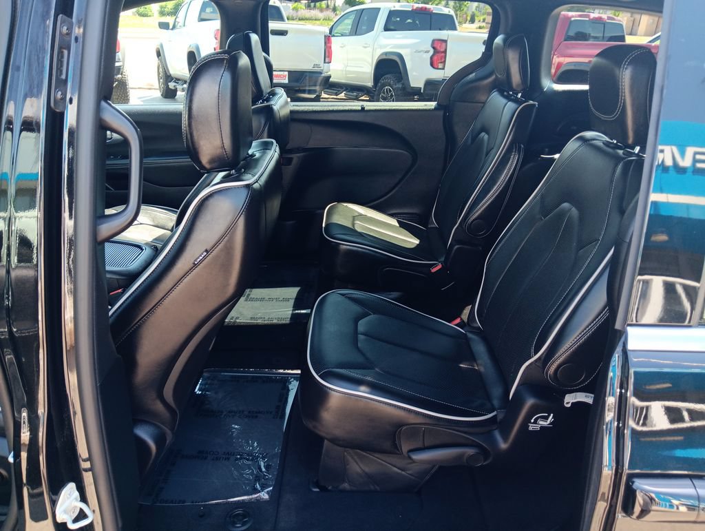 Used 2026 Chrysler Pacifica Limited FWD image 25