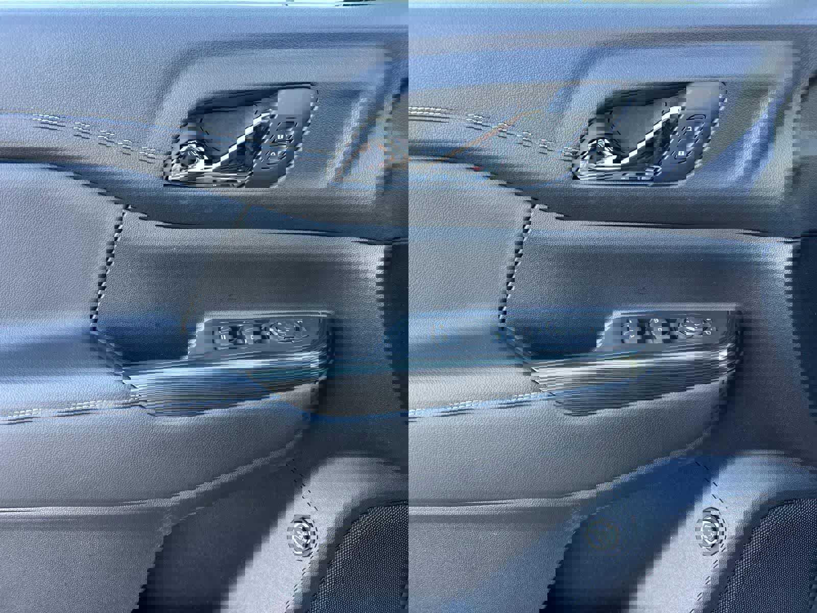 Used 2023 GMC Acadia SLT w/ Elevation Edition image 12