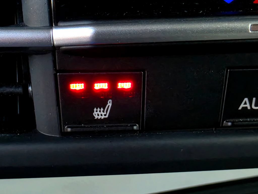 Used 2025 Toyota Sienna XLE FWD image 42
