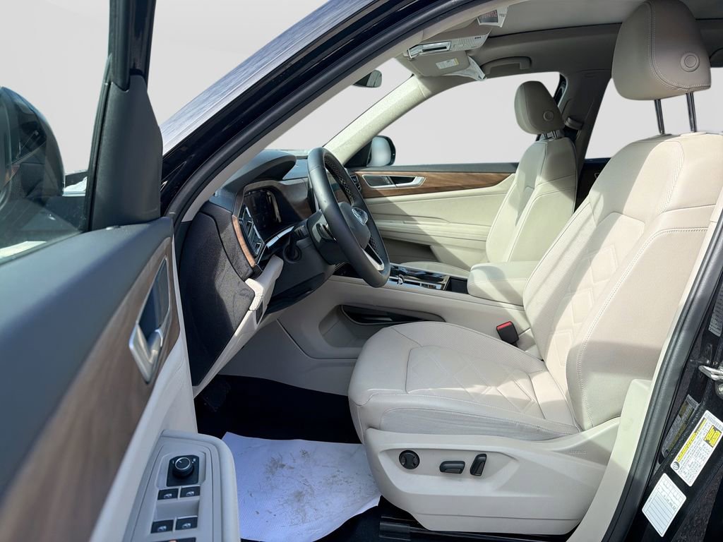 Used 2025 Volkswagen Atlas SE image 15