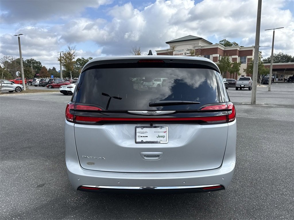 New 2026 Chrysler Pacifica Select image 4