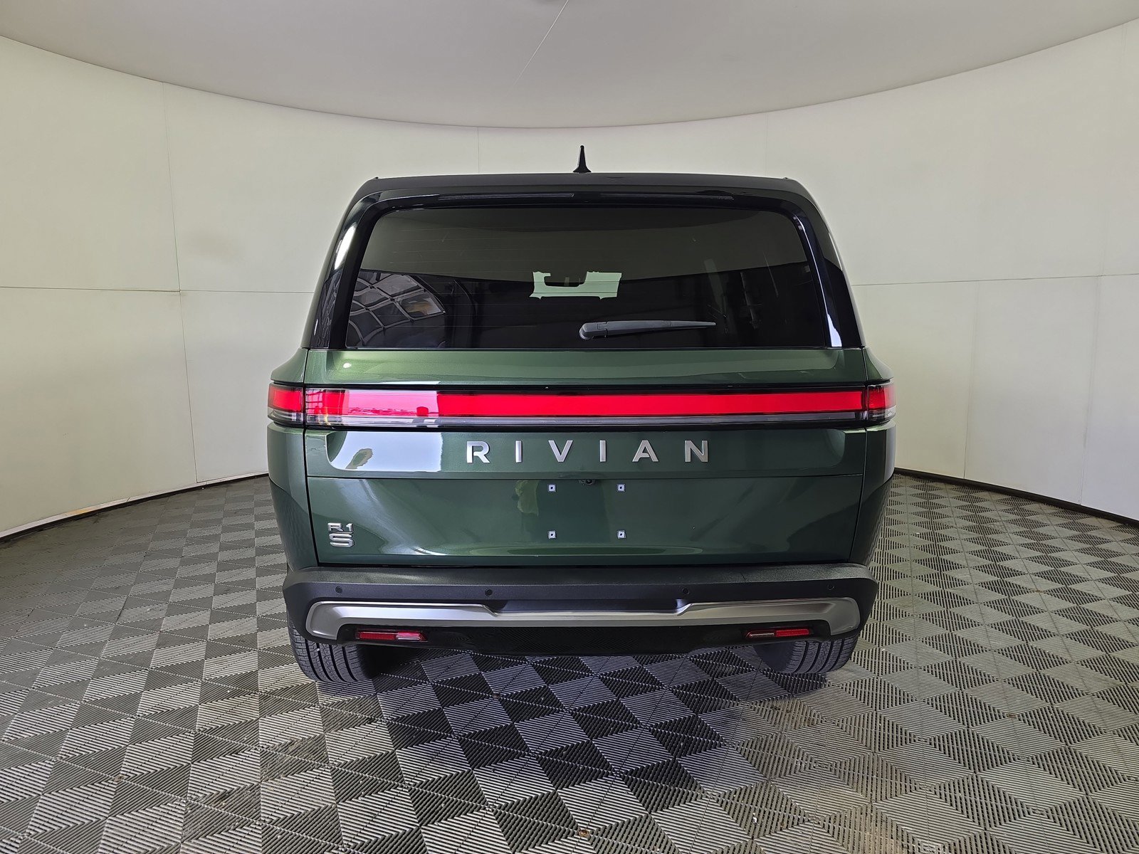 Used 2024 Rivian R1S Adventure AWD/4WD image 4