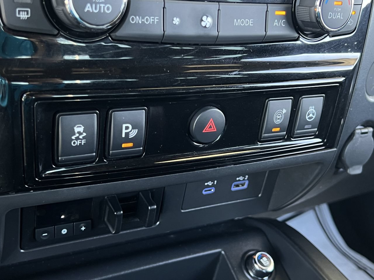 Used 2023 Nissan Titan PRO-4X w/ Pro-4x Convenience Package AWD/4WD image 23