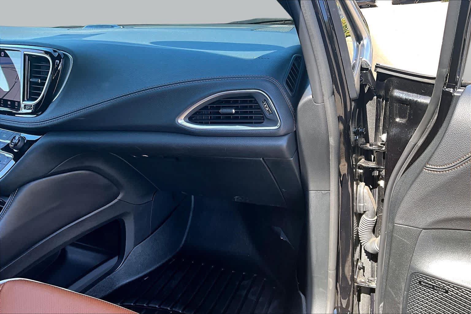 Used 2025 Chrysler Pacifica Pinnacle FWD image 18