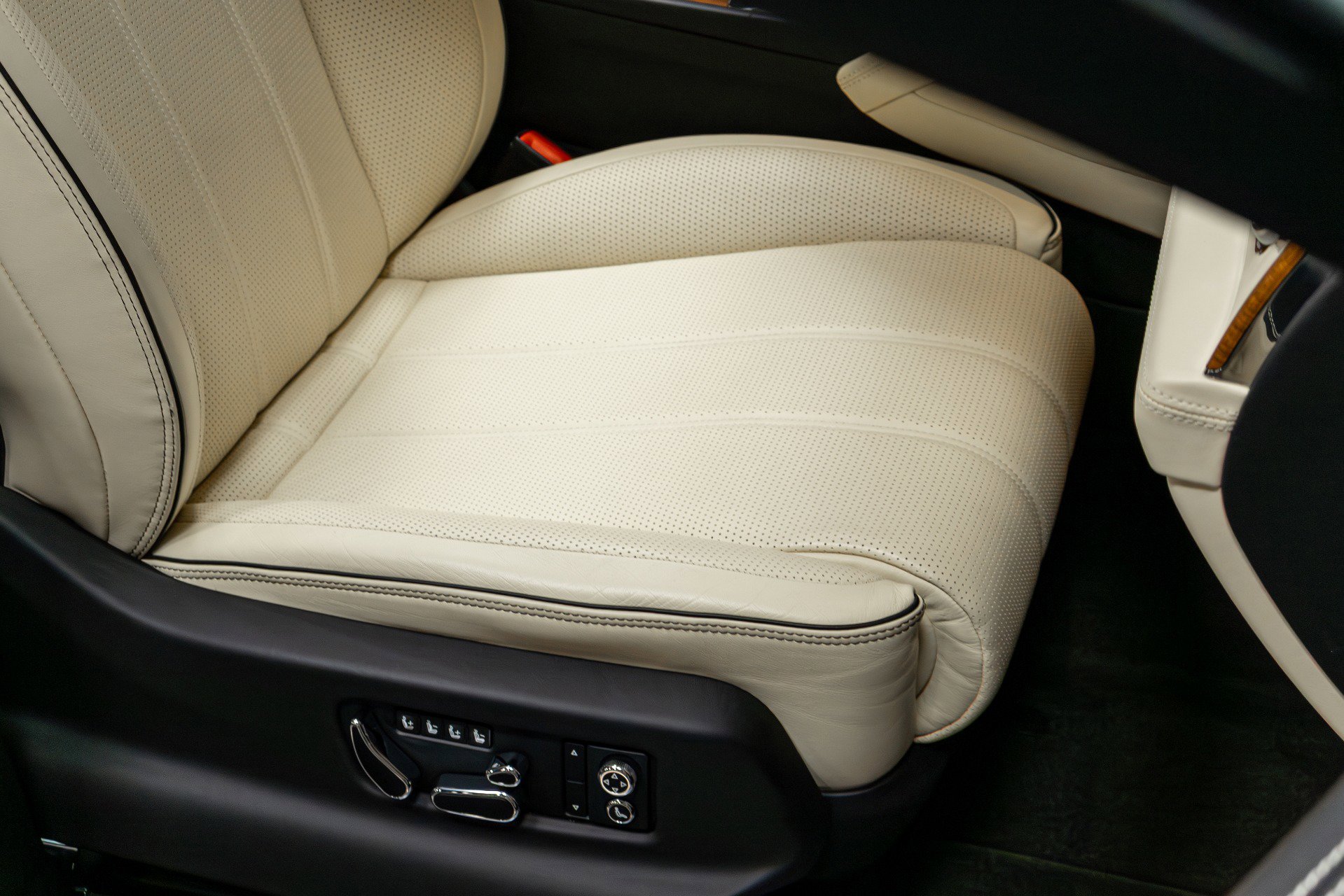 Used 2021 Bentley Bentayga w/ First Edition Specification AWD/4WD image 26