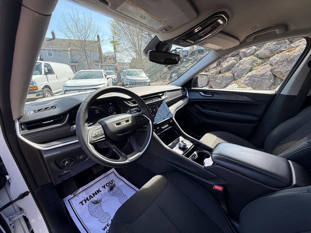 Used 2023 Jeep Grand Cherokee Laredo AWD/4WD image 16
