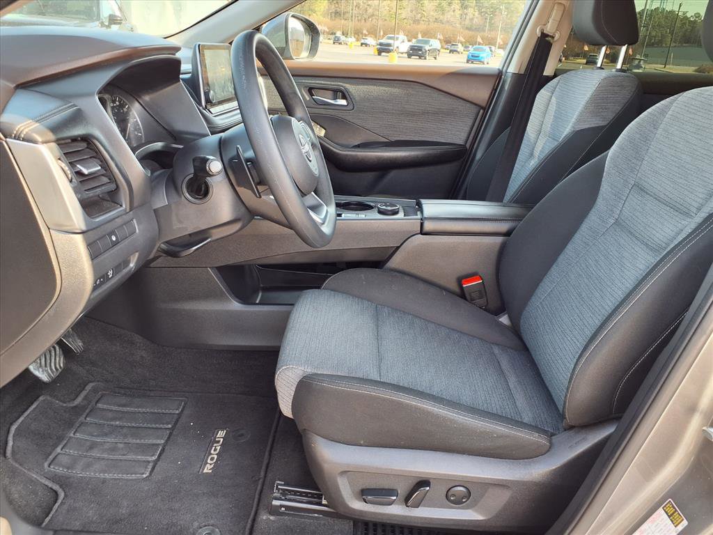 Used 2023 Nissan Rogue SV image 3