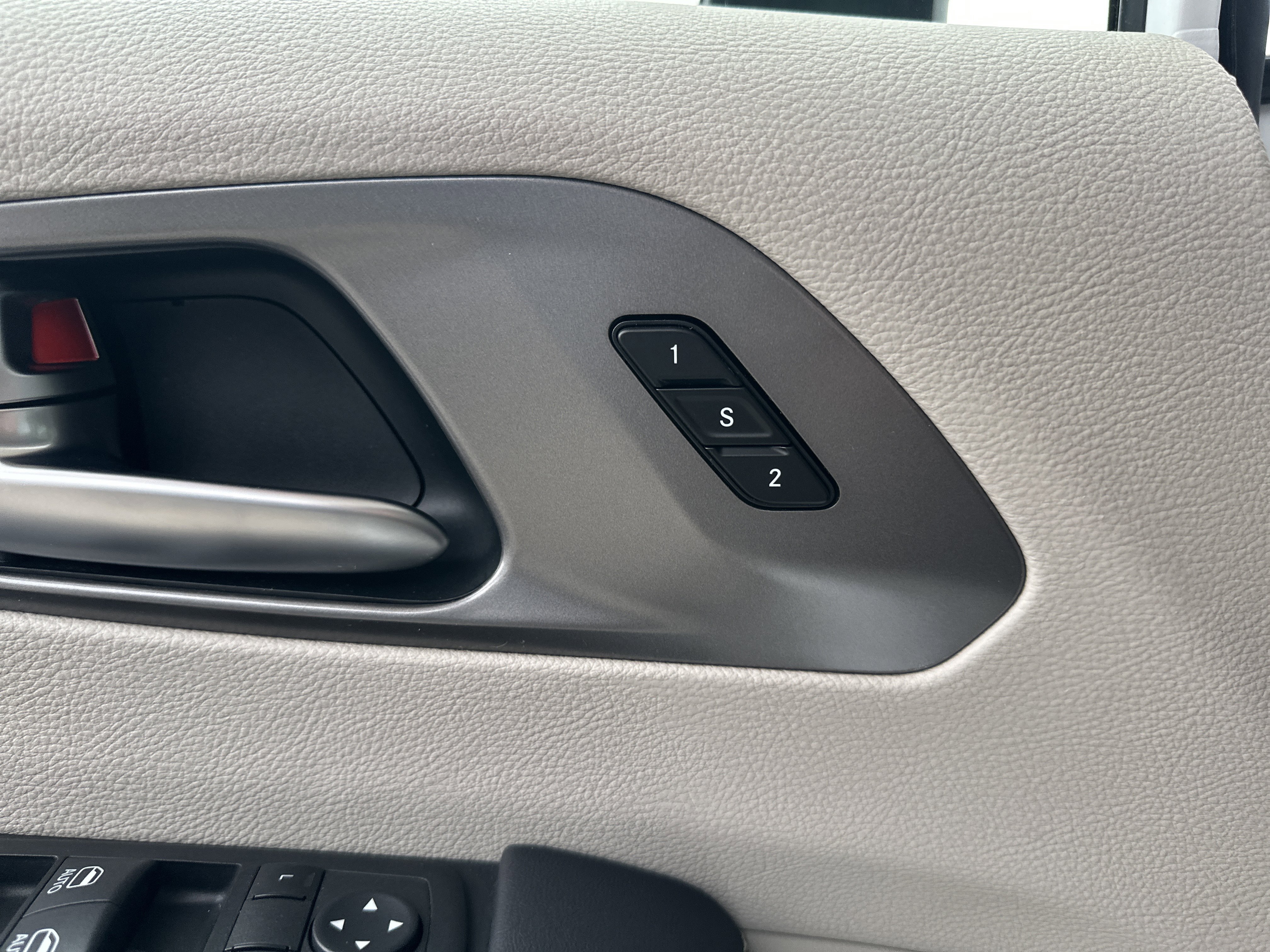 Used 2023 Chrysler Pacifica Touring-L image 22