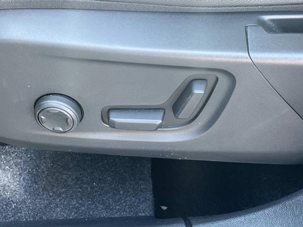 Used 2025 Volvo XC40 B5 Plus image 22