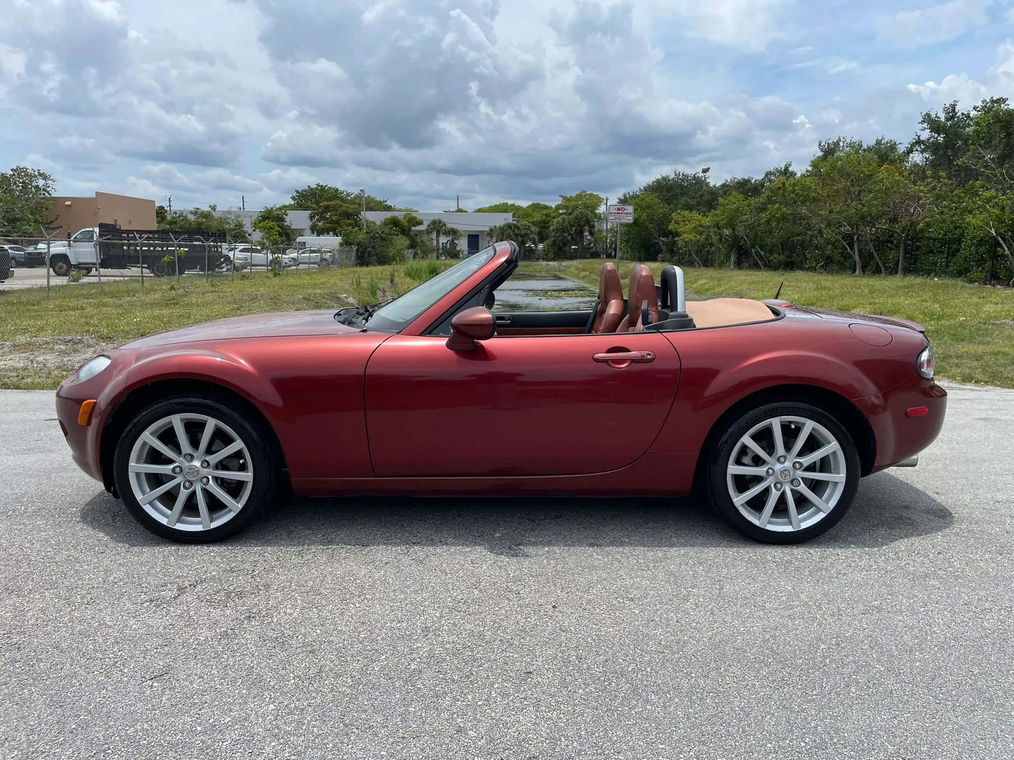 Used 2007 MAZDA MX-5 Miata Grand Touring w/ Premium Pkg RWD image 8