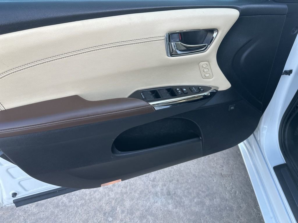 Used 2016 Toyota Avalon Limited w/ Toyota Safety Sense Package FWD image 6