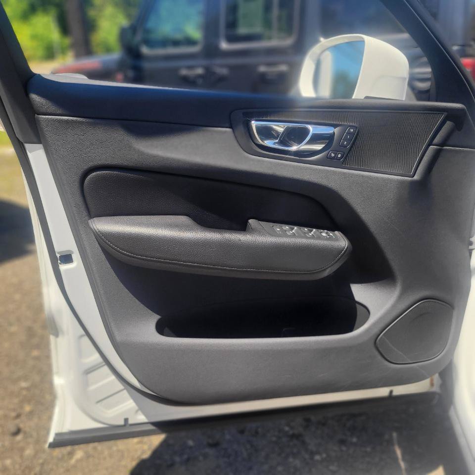 Used 2018 Volvo XC60 T5 Momentum w/ Vision Package AWD/4WD image 10