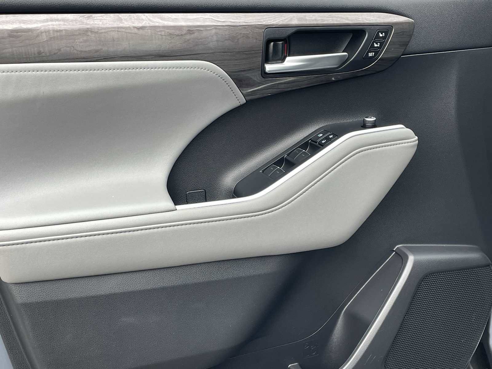 Used 2020 Toyota Highlander Limited image 12