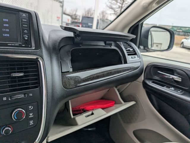Used 2019 Dodge Grand Caravan SE w/ UConnect Hands-Free Group image 16