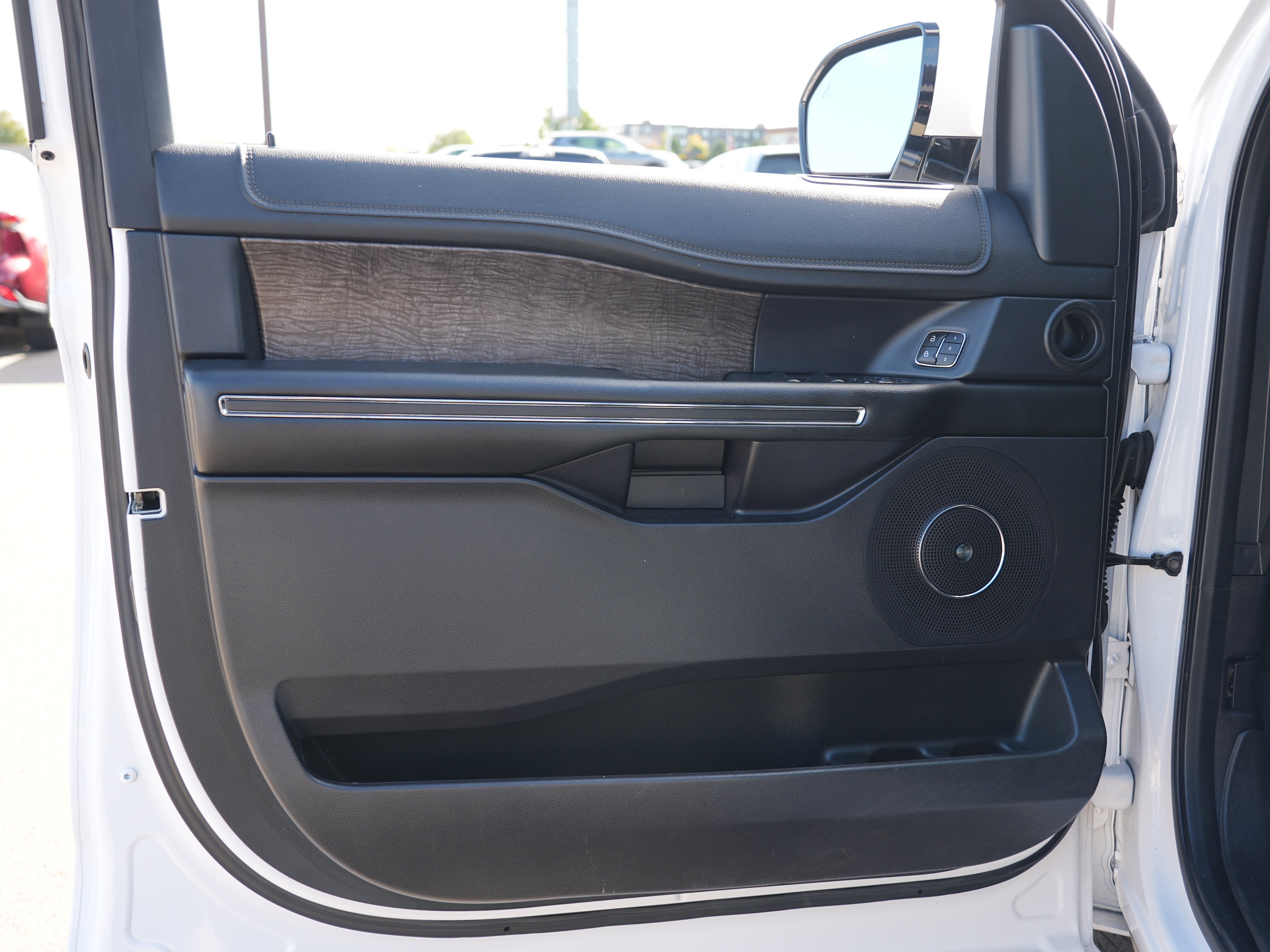 Used 2019 Ford Expedition Limited w/ Equipment Group 301A AWD/4WD image 14