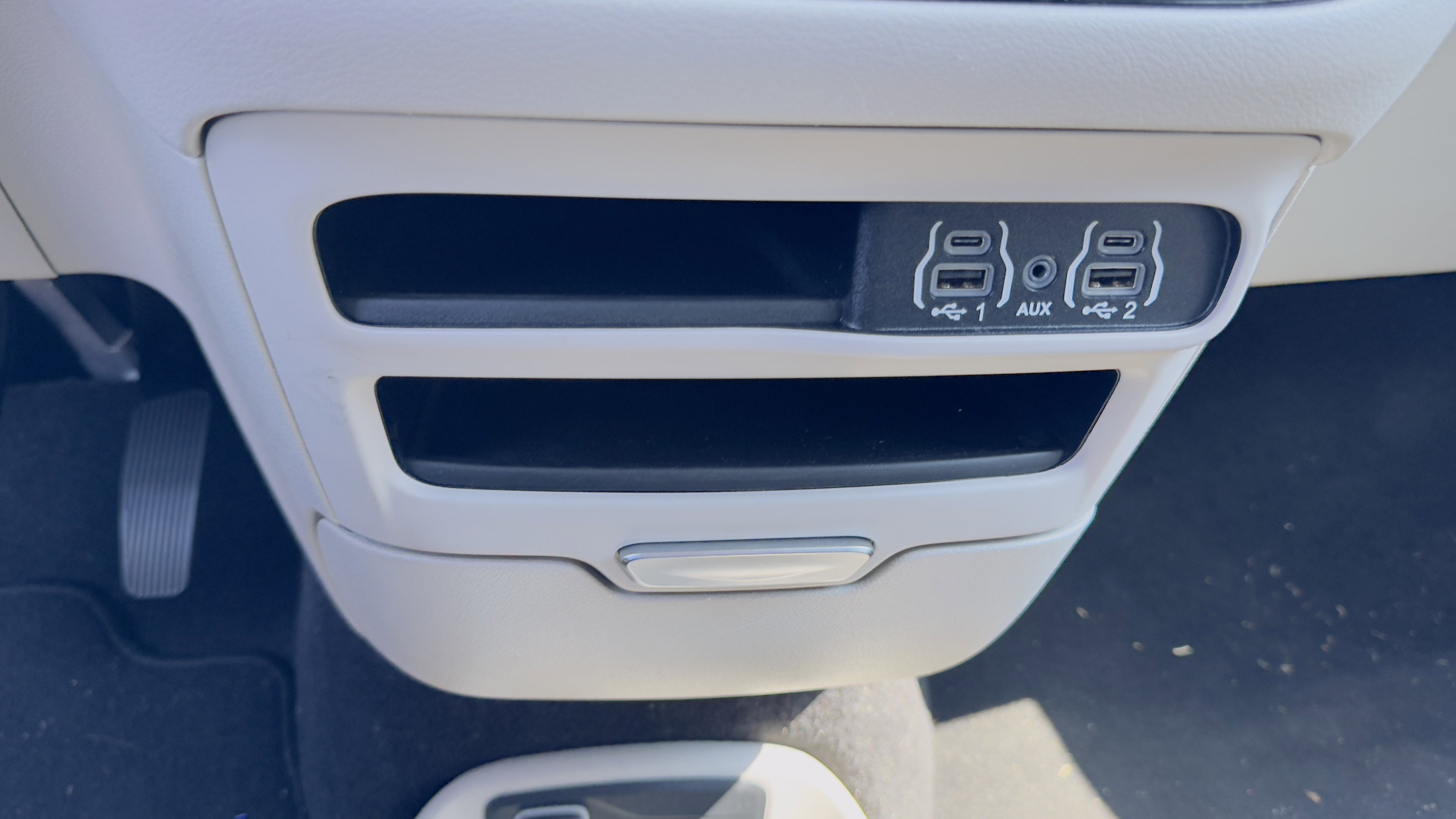 Used 2023 Chrysler Voyager LX image 23