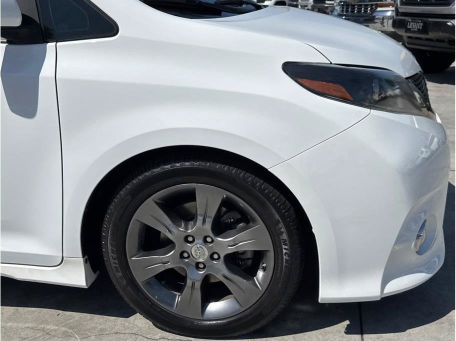 Used 2015 Toyota Sienna SE w/ SE Preferred Package FWD image 43