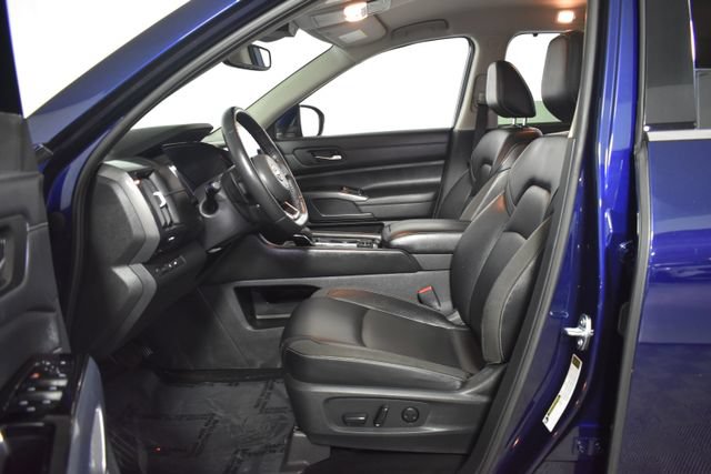 Used 2022 Nissan Pathfinder SL w/ SL Black Package AWD/4WD image 11