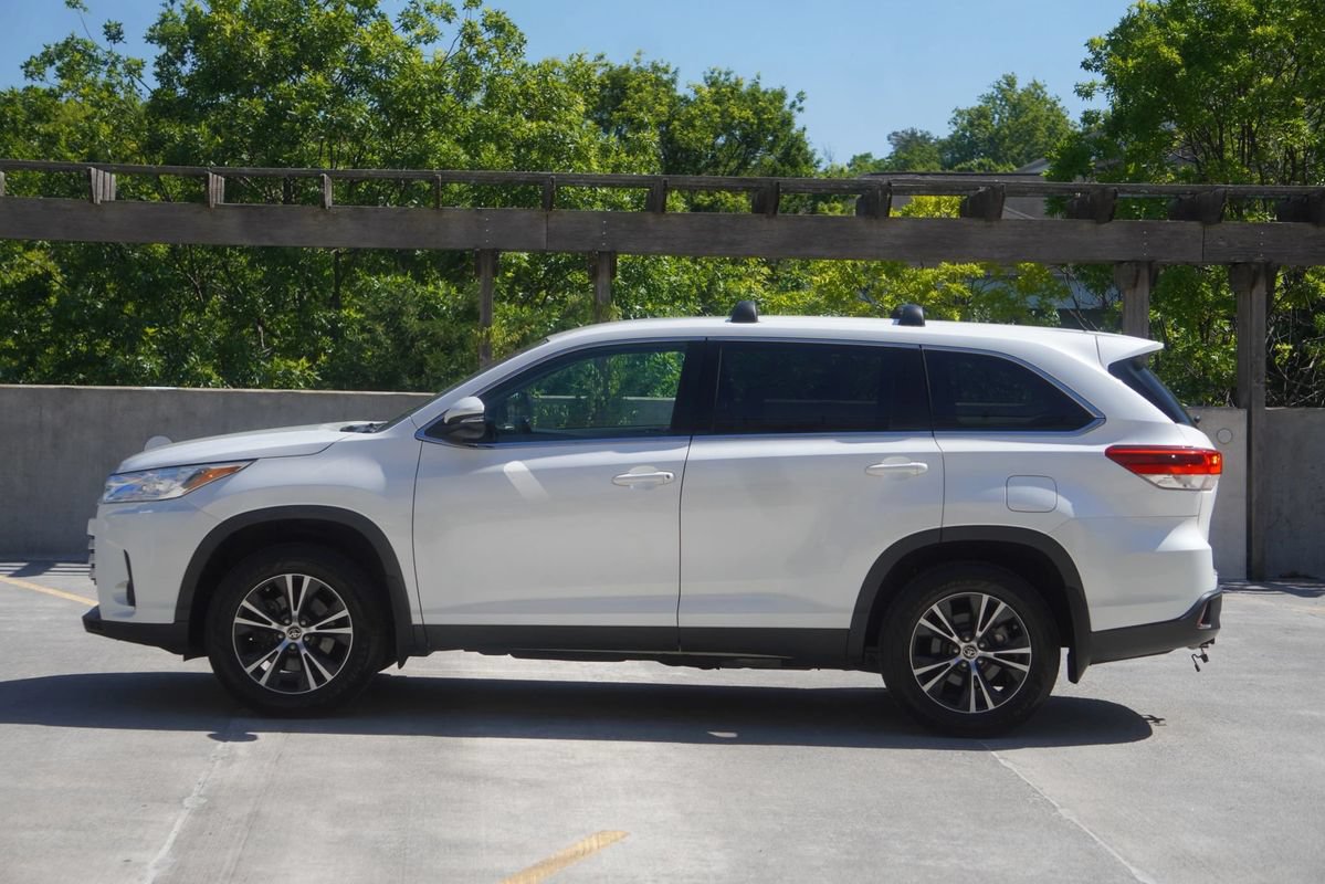 Used 2019 Toyota Highlander LE AWD/4WD image 4