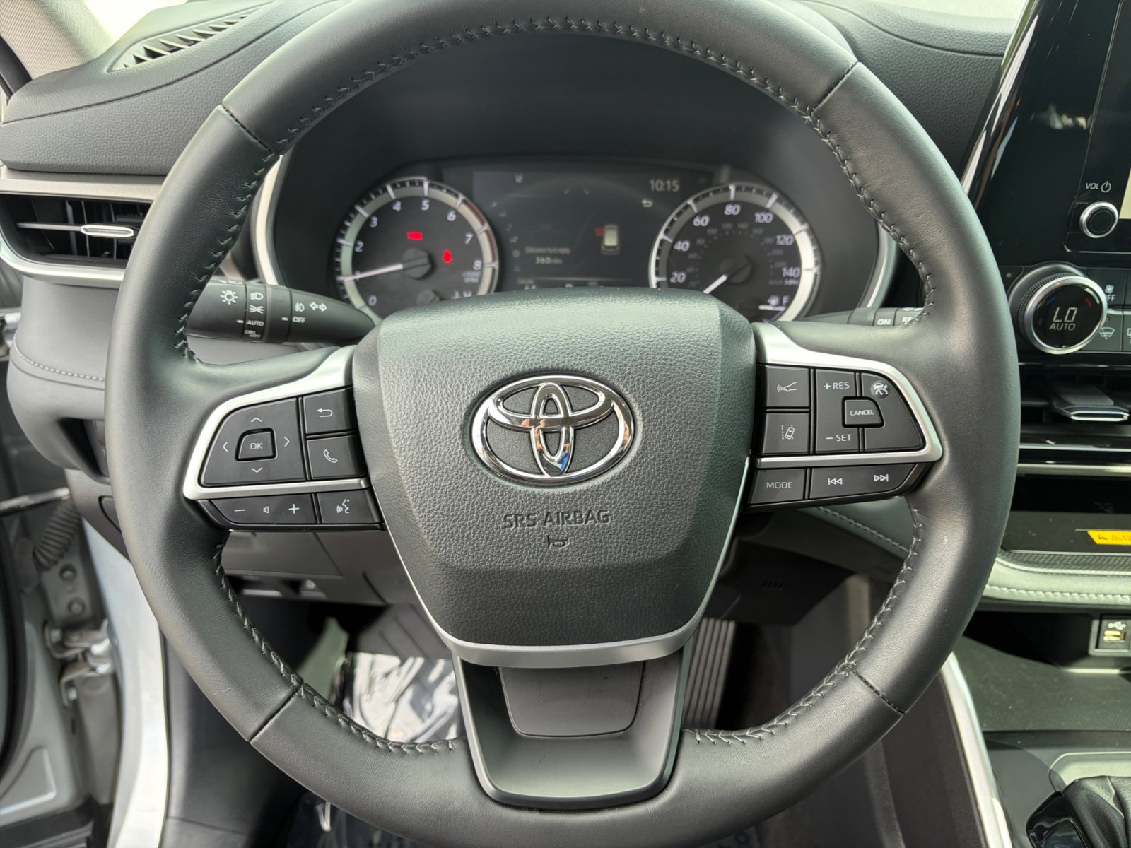 Used 2024 Toyota Highlander XLE AWD/4WD image 12