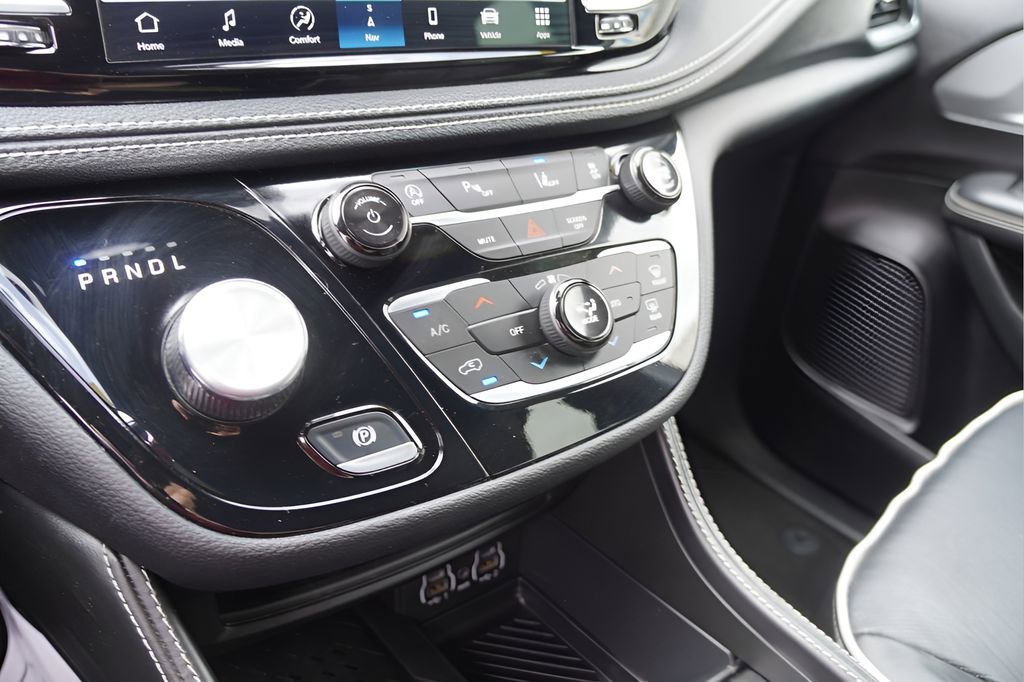 Used 2025 Chrysler Pacifica Limited image 25