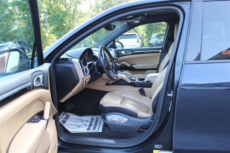 Used 2016 Porsche Cayenne w/ Premium Package AWD/4WD image 10