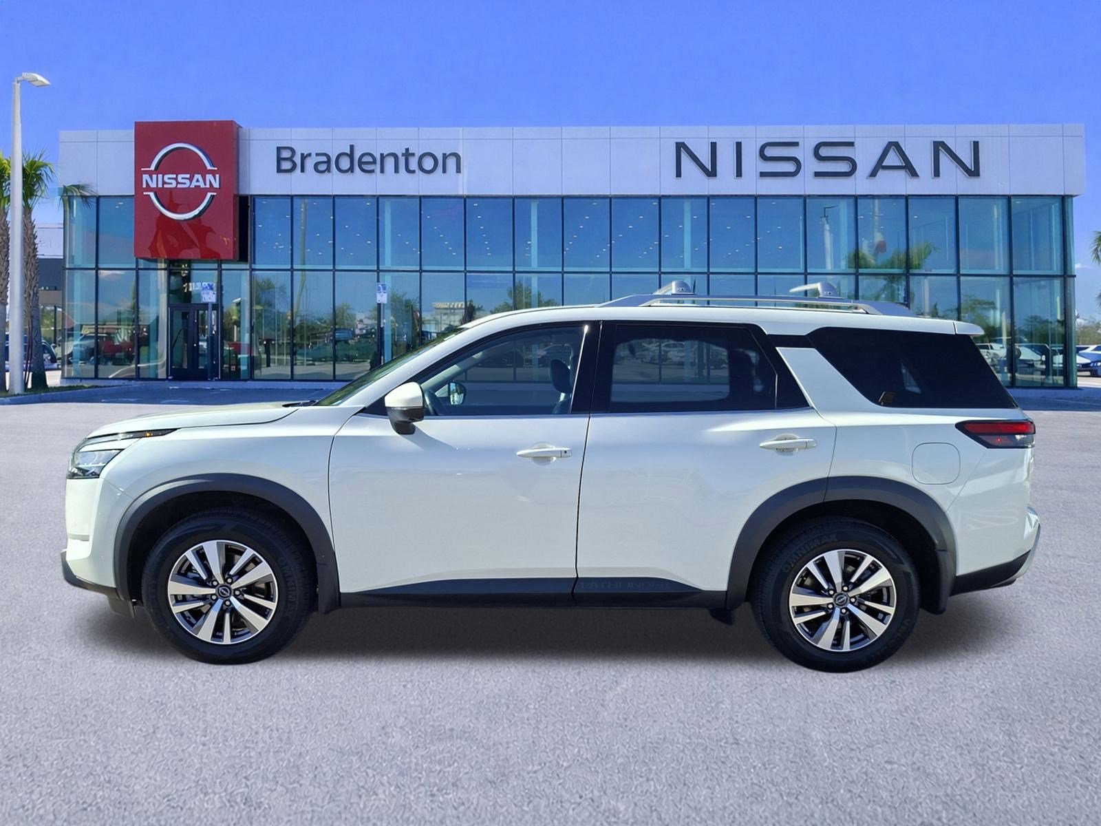 Used 2023 Nissan Pathfinder SL w/ Lighting Package (N92) image 8