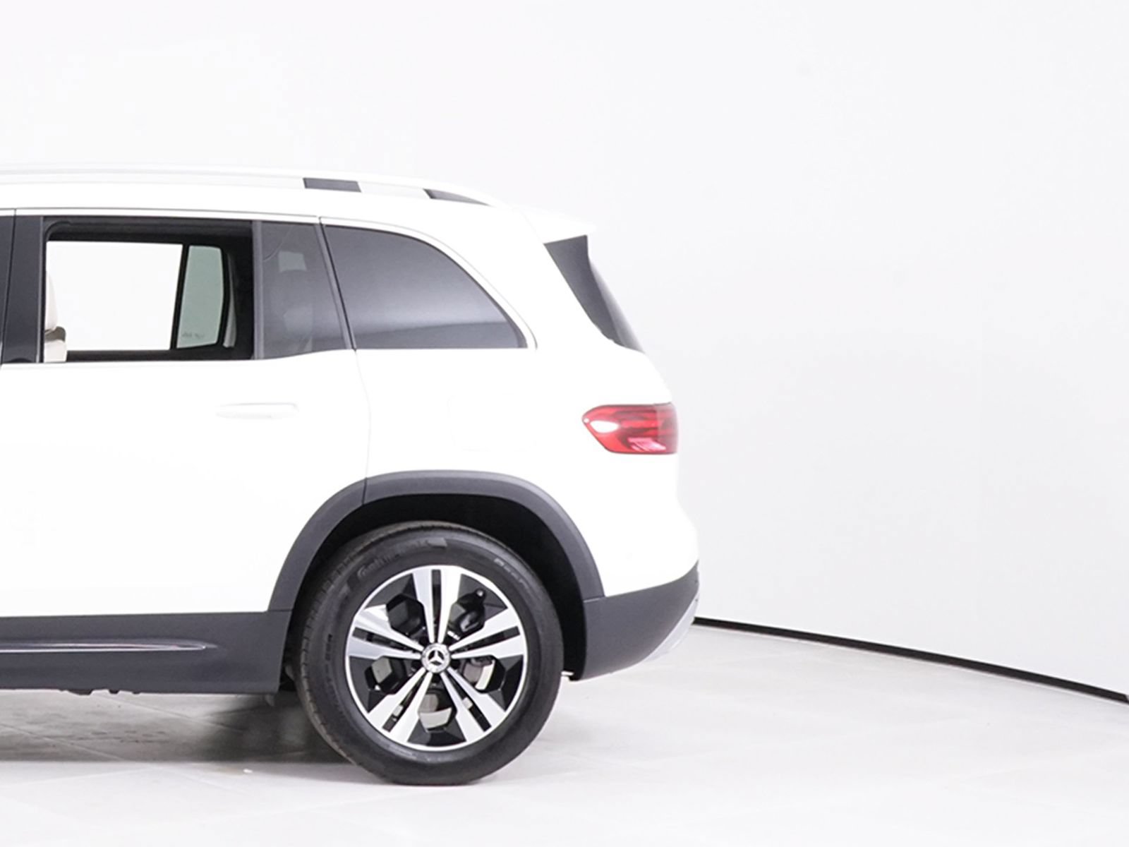 Used 2025 Mercedes-Benz GLB 250 4MATIC image 13