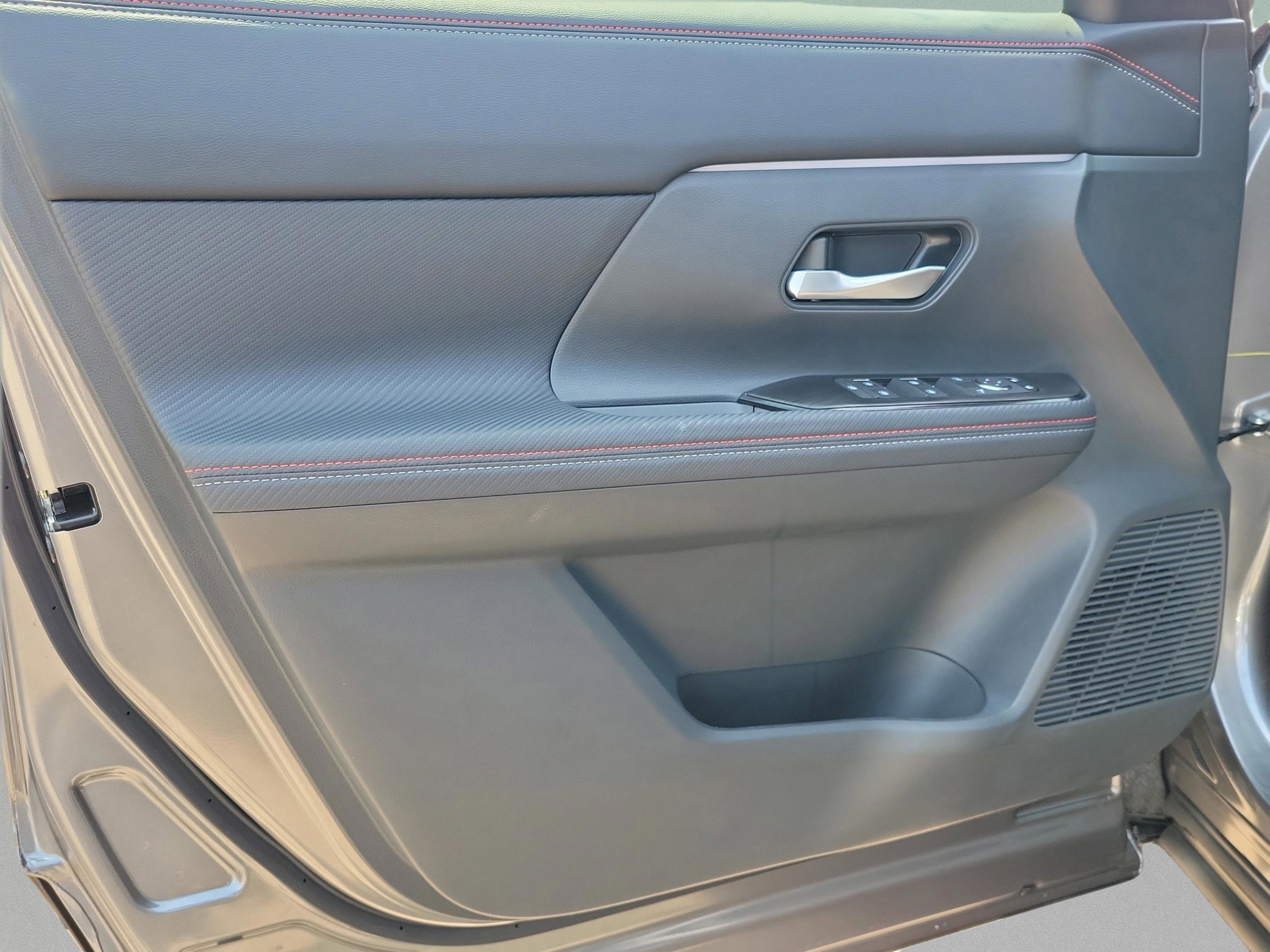 New 2025 Nissan Kicks SR FWD image 19