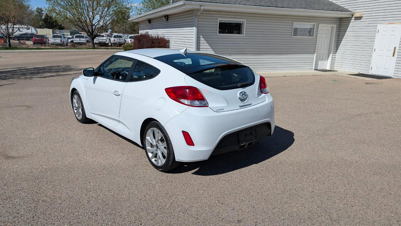 Used 2016 Hyundai Veloster FWD image 3