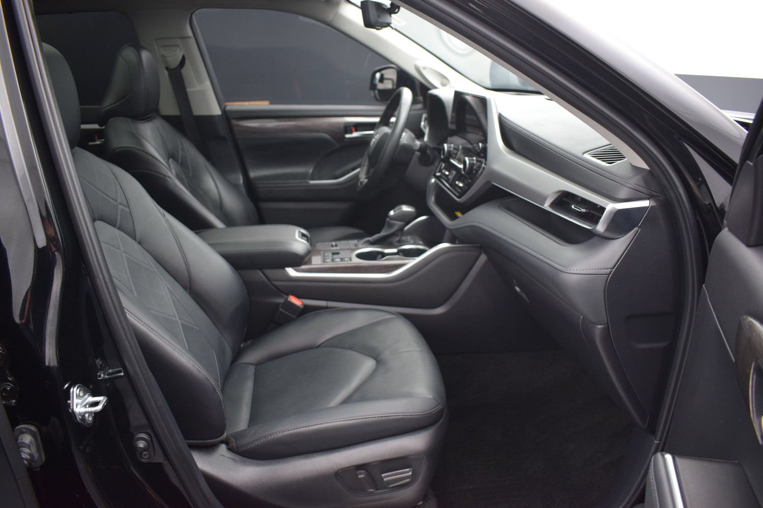 Used 2025 Toyota Highlander Platinum AWD/4WD image 10