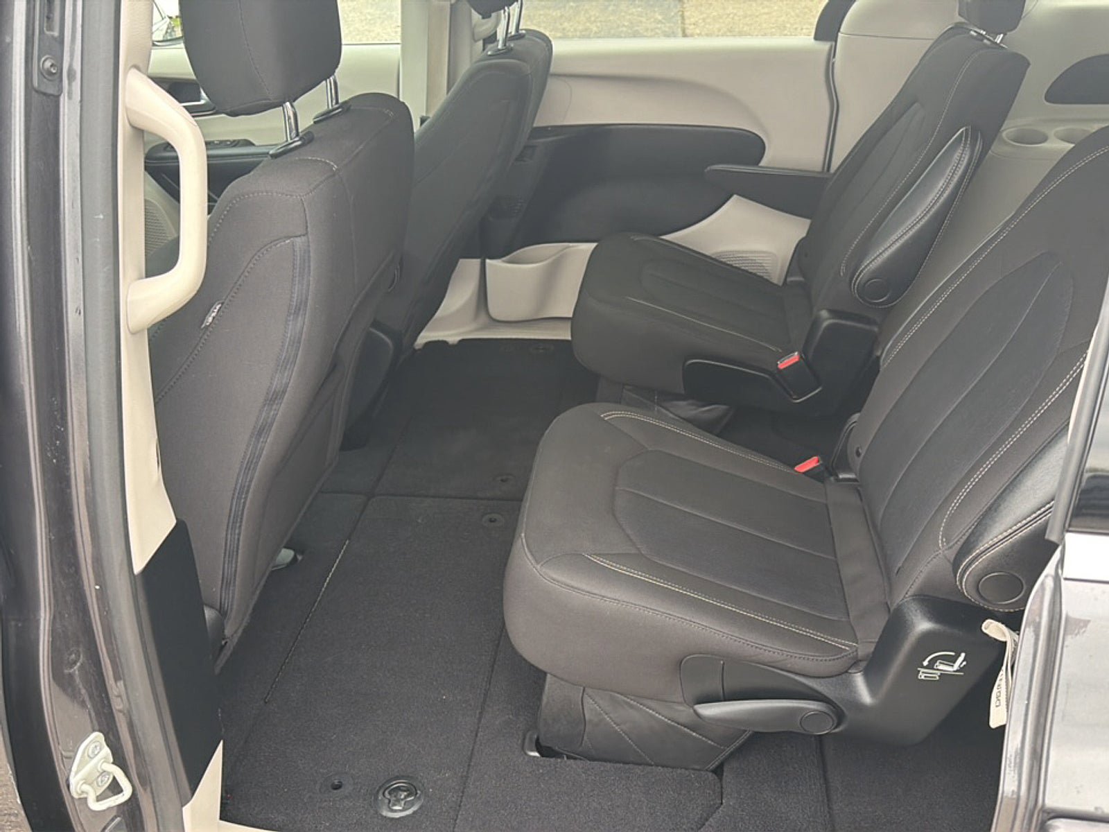 Used 2023 Chrysler Voyager LX FWD image 15