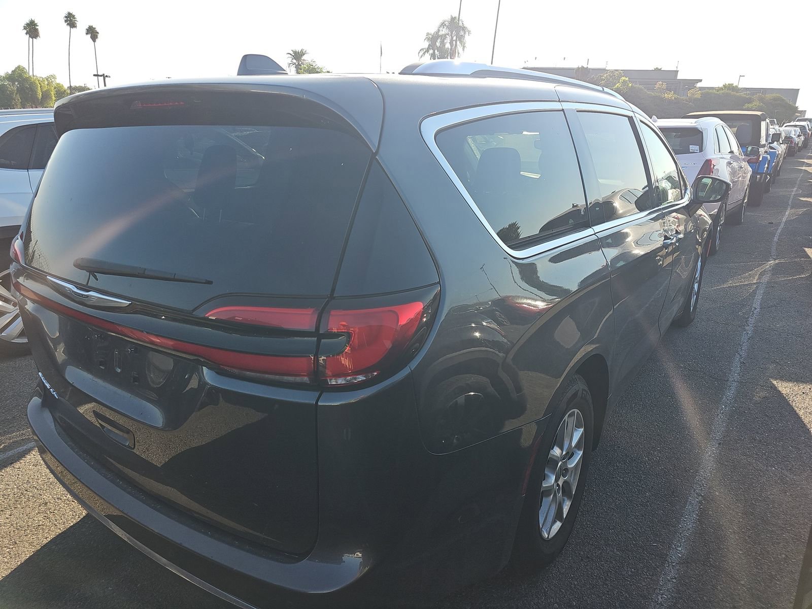 Used 2021 Chrysler Pacifica Touring-L image 6