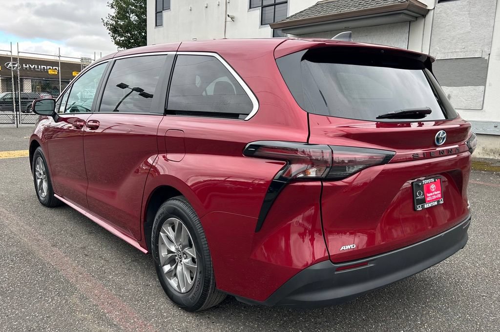 Certified 2024 Toyota Sienna LE AWD/4WD image 7