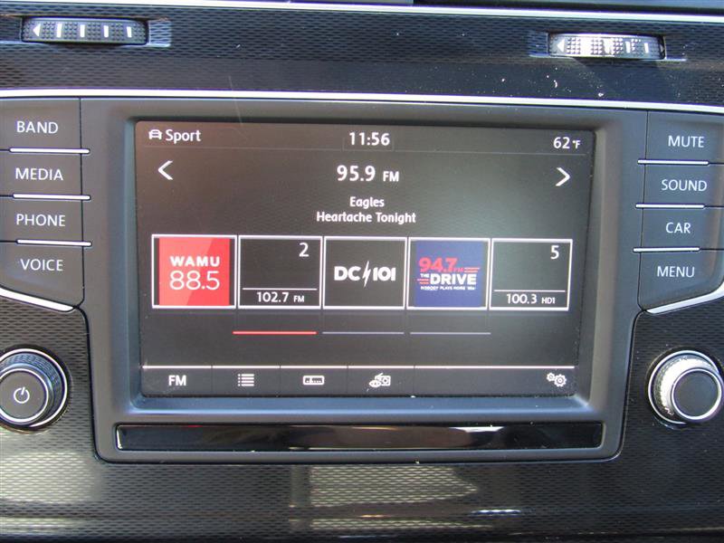 Used 2017 Volkswagen GTI SE image 18