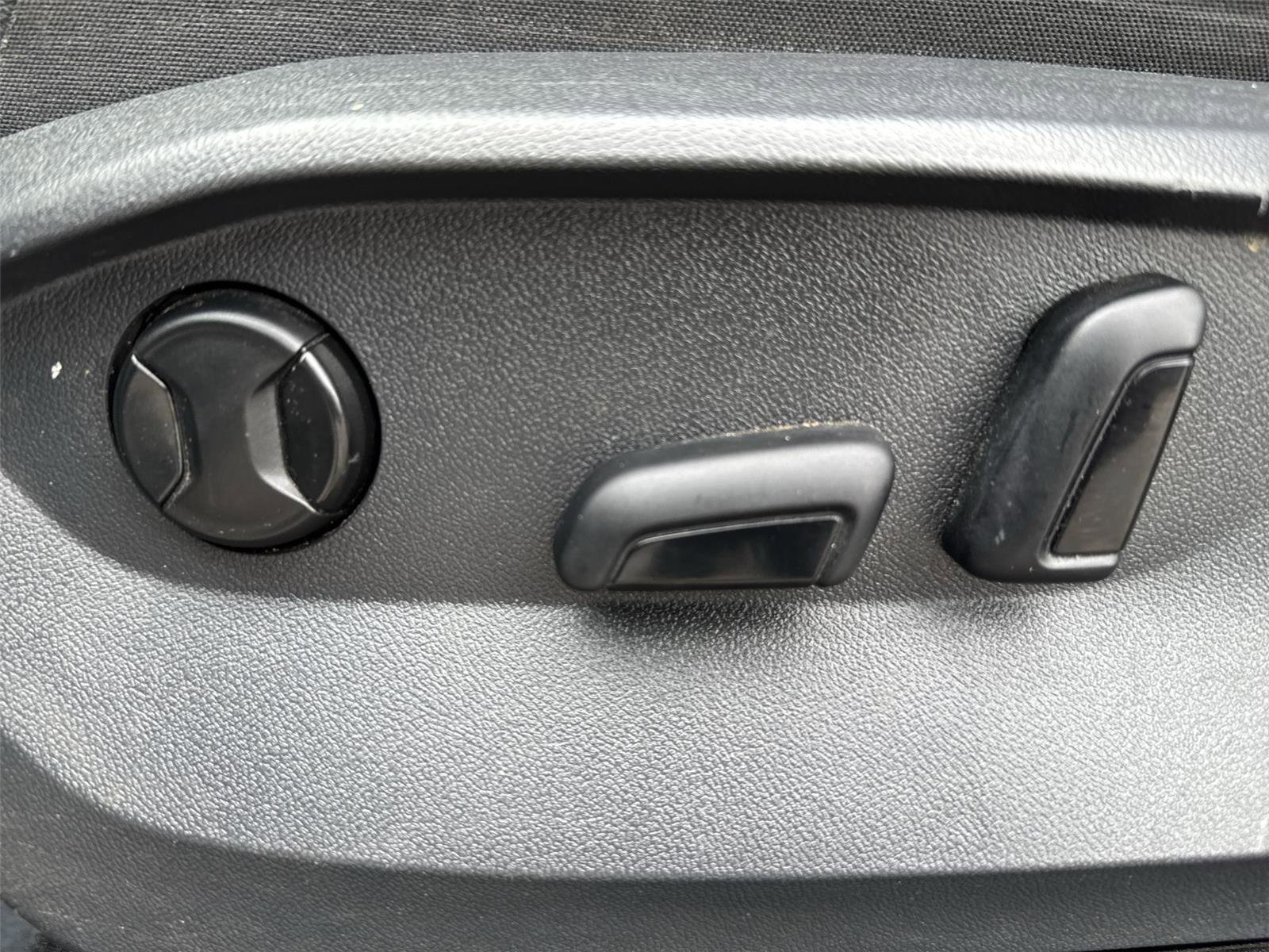 Used 2022 Volkswagen Tiguan SE w/ Panoramic Sunroof Package FWD image 12