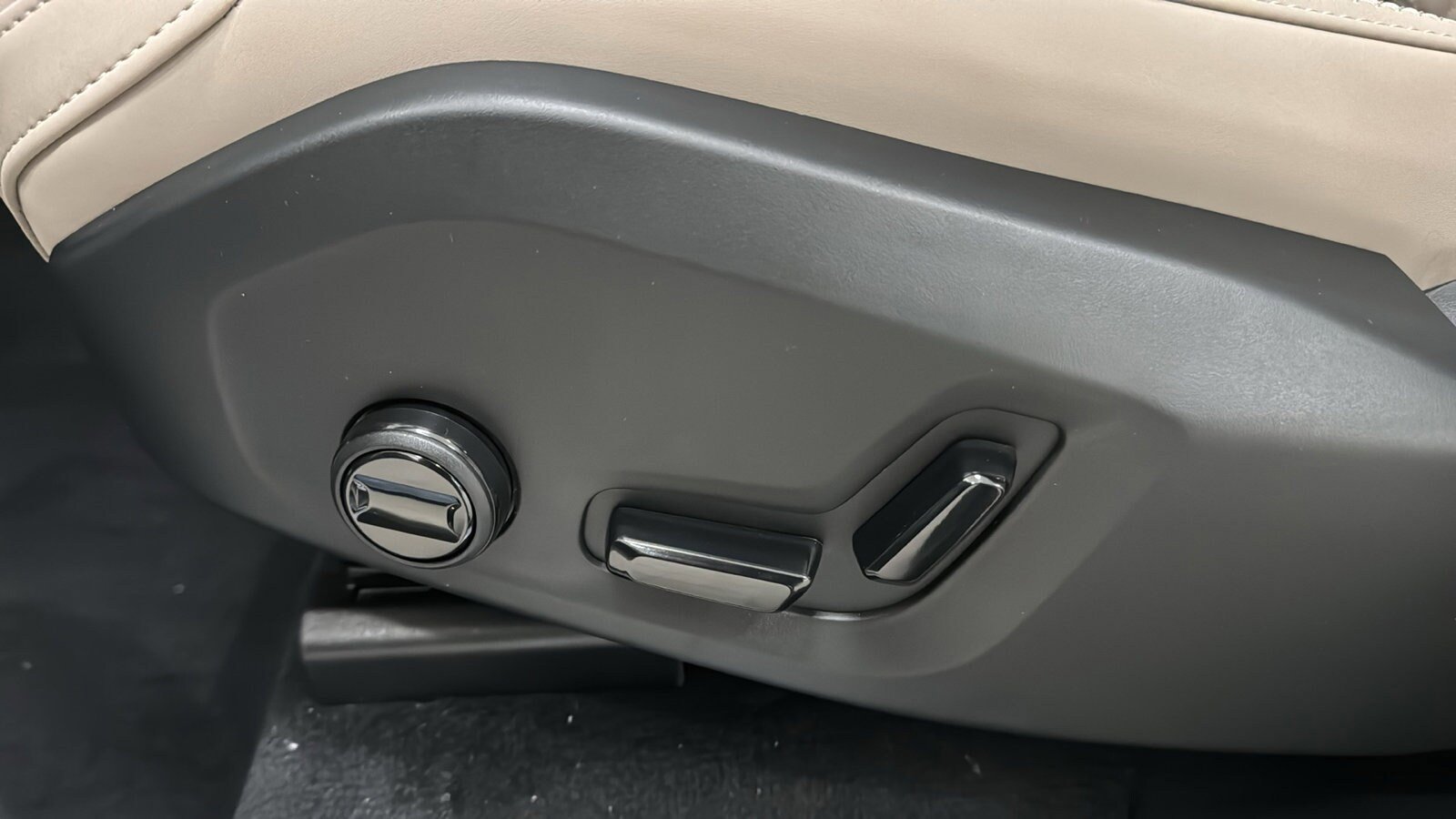 Used 2026 Volvo XC90 B6 Plus w/ Protection Package Premier image 24