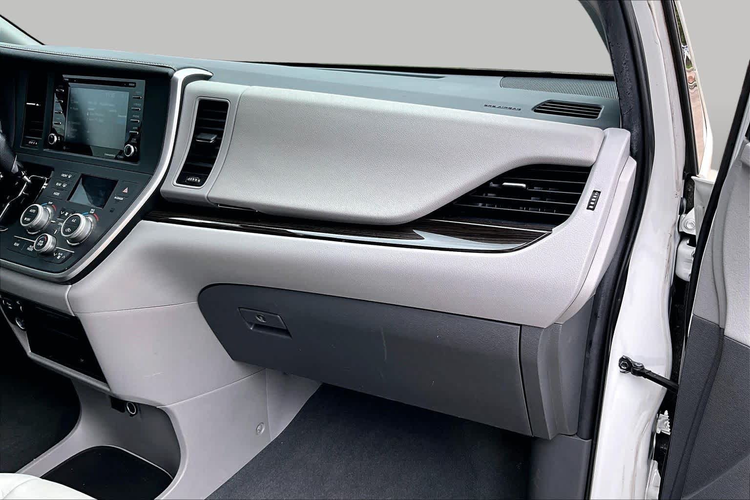 Used 2020 Toyota Sienna XLE Premium FWD image 17