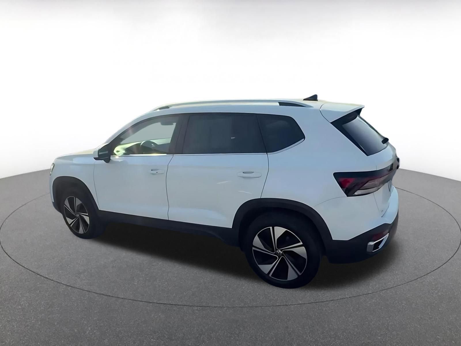 Used 2025 Volkswagen Taos SE AWD/4WD image 10