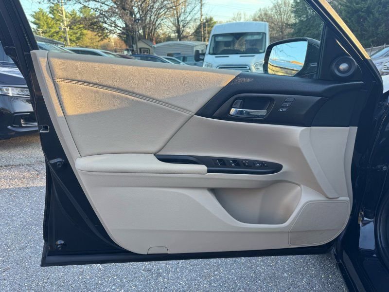 Used 2015 Honda Accord EX-L image 17